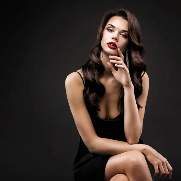 Femeia Sexy Rochie Neagră Ruj Roșu Machiaj Moda Bruneta Model — Fotografie, imagine de stoc