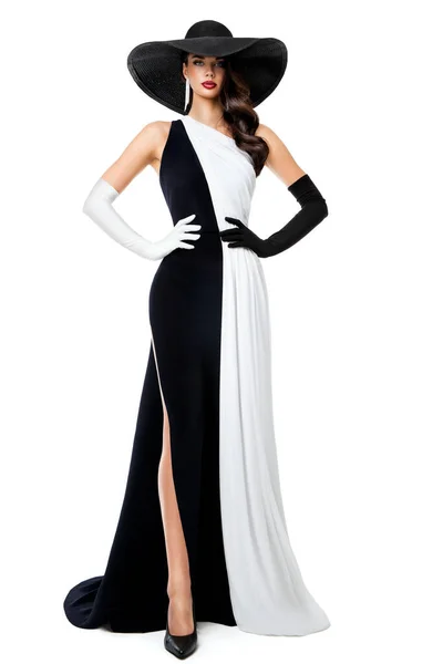 女性の黒と白の正式なドレス ロングイブニングコントラストガウンのファッションモデル ブラックハットのエレガントな女性と隔離された背景の手袋 チェスクイーンのコンセプト — ストック写真