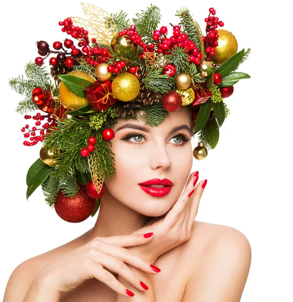 クリスマス ウーマン ビューティー 木漏れ日の美しい少女は 孤立した白の上にクリスマスの装飾で飾られました 女性の顔と手の皮膚冬のケア 赤い唇と爪を持つファッションモデルの肖像画マニキュアクローズアップ — ストック写真