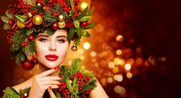圣诞女性之美美丽的冷杉花环模型 圣诞装饰品 女性面对皮肤和双手冬季护理 有红唇的时尚女孩在灯光闪闪的背景下化妆 — 图库照片