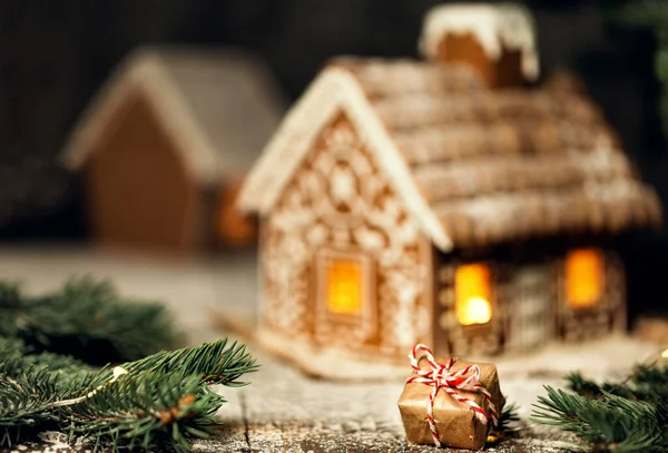 Prezent Świąteczny Papierze Craft Wstążką Obok Gingerbread House Boże Narodzenie — Zdjęcie stockowe