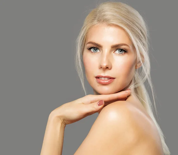 Schoonheidsmodel Gezicht Mooie Blond Vrouw Gladde Huidverzorging Grijs Gezichtsbehandeling Cosmetica — Stockfoto