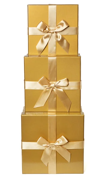 Stos Złotych Pudełek Odizolowanej Bieli Prezenty Świąteczne Jedwabną Złotą Wstążką — Zdjęcie stockowe