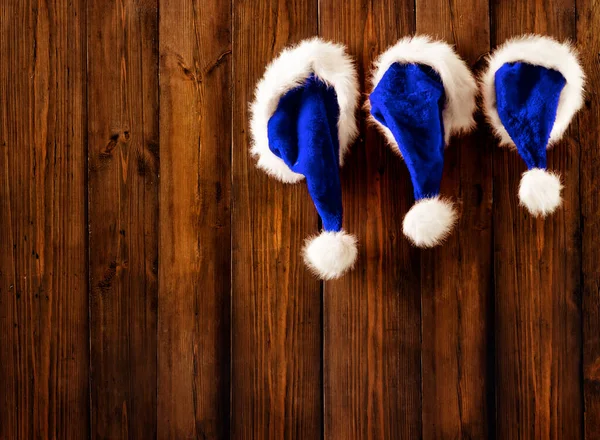 Weihnachten Weihnachtsmützen Hängen Auf Holzbrett Hintergrund Xmas Family Claus Cap — Stockfoto