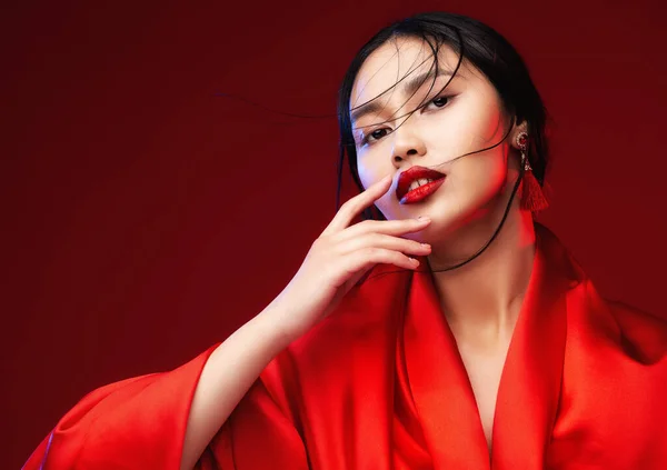 Όμορφο Ιαπωνικό Πρόσωπο Κορίτσι Κόκκινα Χείλη Μακιγιάζ Ασιάτισσα Κόκκινο Μεταξωτό — Φωτογραφία Αρχείου