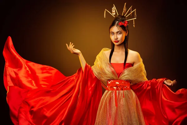 身穿金银珠宝红丝衣的亚洲皇后 穿着传统婚纱衣服的美丽的中国女孩 幻想新娘在黑暗工作室背景下的日本模特 — 图库照片