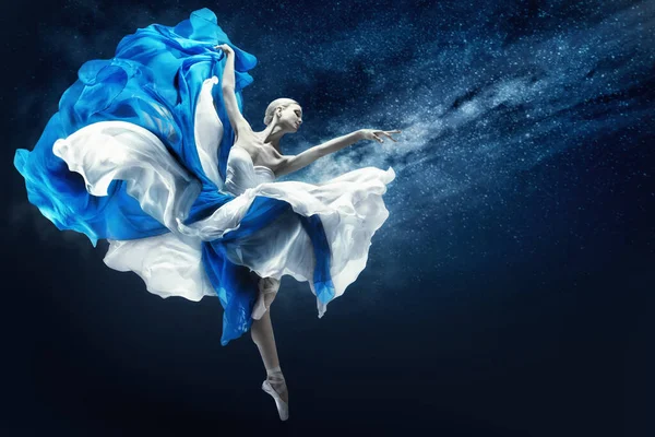 Blue Chiffon Elbisesiyle Gece Gökyüzü Arkaplanı Nda Dans Eden Balerin — Stok fotoğraf