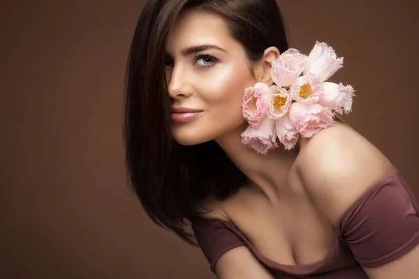 Schoonheidsmeisje Met Natuurlijke Make Roze Bloemen Boeket Bruine Achtergrond Vrouw — Stockfoto