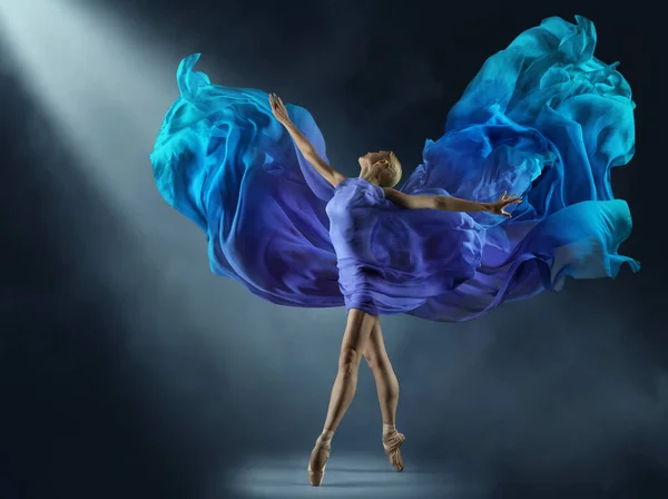 Balerína Fialovém Šifonu Šaty Jevišti Světlo Paprsek Baletní Tanečnice Hedvábné — Stock fotografie