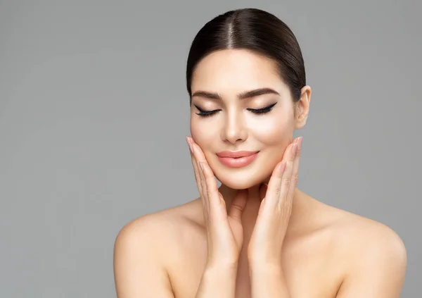 Cuidado Piel Belleza Facial Mujer Con Labios Completos Maquillaje Natural — Foto de Stock