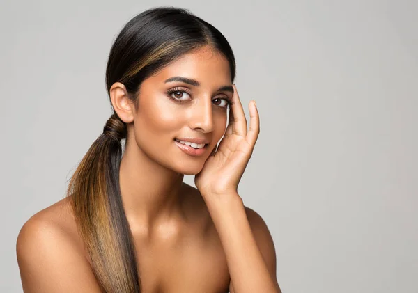 Skönhetstjej Ansiktsvård Vacker Modell Perfekt Smooth Skin Makeup Över Vitt — Stockfoto