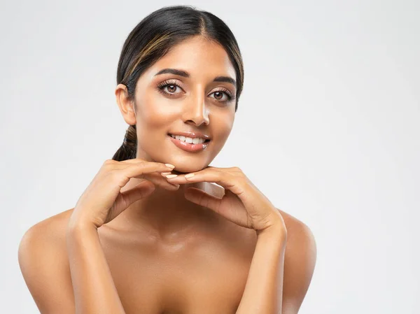 Glad Ung Kvinna Ansikte Vacker Indisk Flicka Porträtt Över Vitt — Stockfoto