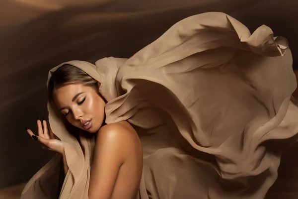 Портрет Красивої Моделі Beige Chiffon Fabric Літає Вітрі Оцінка Жіночої — стокове фото