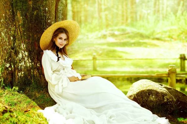 Chica Romántica Vestido Blanco Sombrero Verano Paja Sentado Bajo Árbol —  Fotos de Stock