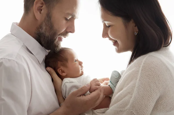 新生儿家庭 快乐的父母手牵着孩子 笑着妈妈看着婴儿而忽略了白色孤立的背景 儿童护理和保健 — 图库照片