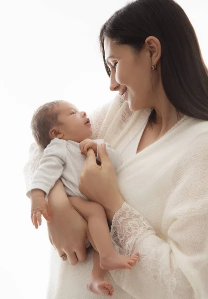 Mor Med Nyfödd Glad Mamma Kramar Baby Lycklig Kvinna Håller — Stockfoto