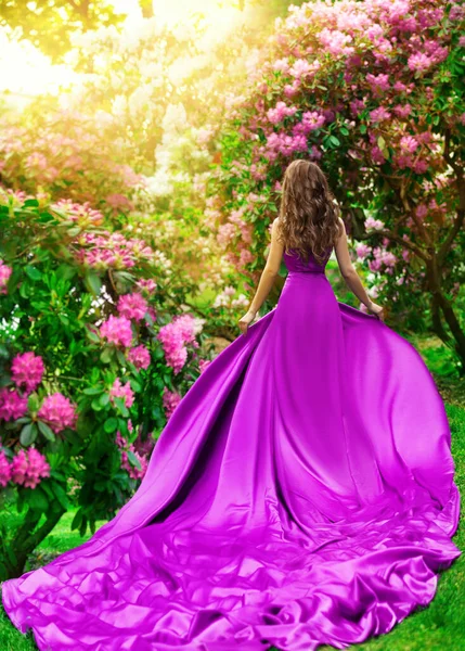 아름다운 정원에서 보라색 드레스를 판타지걸은 블로섬 공원을 돌아다니며 선샤인 라이트를 — 스톡 사진
