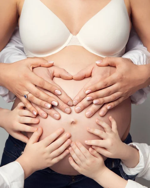 Vientre Embarazada Con Padres Manos Niños Manos Del Padre Forma —  Fotos de Stock