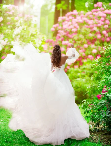 Menyasszony Hátsó Nézet Esküvői Ruha Vonattal Integetett Szél Virágzó Kertben — Stock Fotó