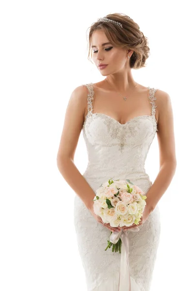 花束と結婚式の白いドレスで花嫁 美しいです女性でブライダルガウンとともにイブニングヘアスタイルとパーフェクトメイク上の隔離された背景 — ストック写真