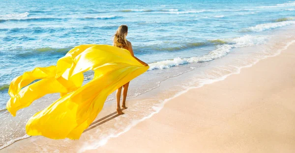 Happy Carefree Woman Walking Sea Beach Flying Long Yellow Fabric — Stock Photo, Image