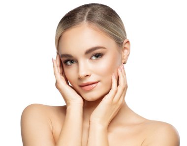 Pürüzsüz derili güzel bir kadın. Mükemmel Makyajlı Güzellik Modeli Yüzü Ellerinde Tutan Beyaz. Yüz gerdirme masajı ve kaplıca tedavisi. Plastik Cerrahi