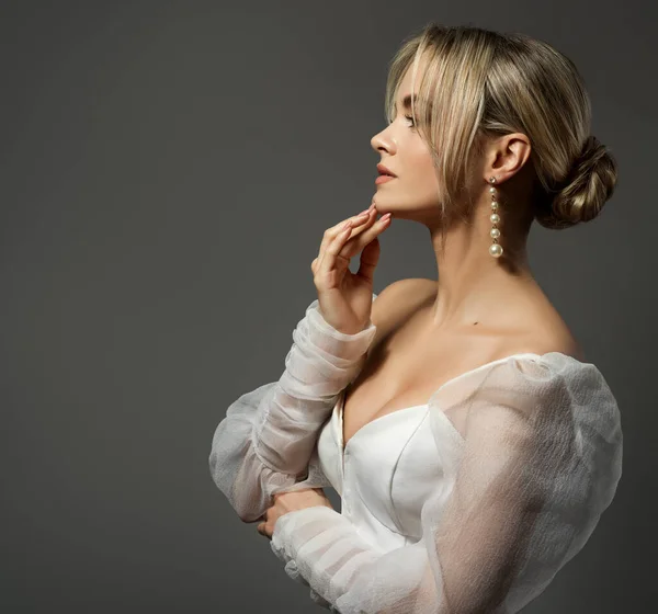 Fashion Woman Widok Boku Portret Białej Sukience Ciemnym Tle Piękny — Zdjęcie stockowe