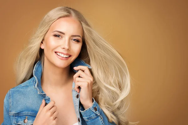 Happy Fashion Girl Met Lang Blond Haar Mooie Glimlachende Jonge — Stockfoto