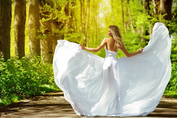 Visão Traseira Menina Bonita Vestido Branco Livre Mulher Feliz Vestido — Fotografia de Stock