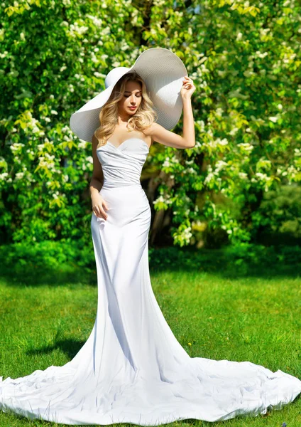 Mulher Vestido Branco Chapéu Verão Livre Noiva Bonita Vestido Casamento — Fotografia de Stock