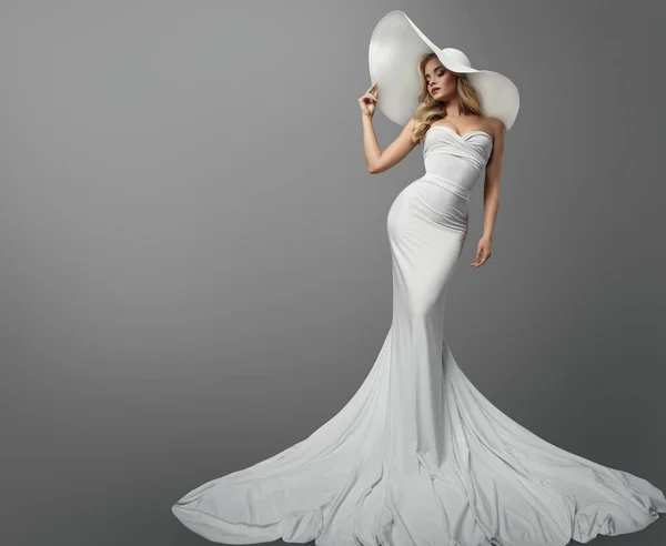 Fashion Vrouw Witte Trouwjurk Grijze Achtergrond Elegante Bruid Zeemeermin Gown Stockfoto