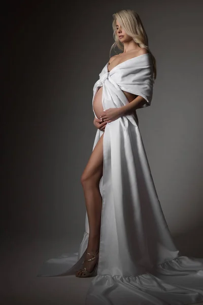 Kobieta Ciąży Białej Sukience Patrzy Brzuch Piękna Matka Długiej Jedwabnej — Zdjęcie stockowe