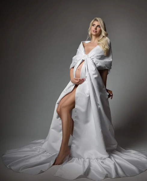 Беременная Женщина Белом Шелковом Платье Обнимает Живот Мать Длинном Платье — стоковое фото