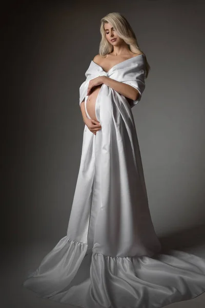 Mujer Embarazada Vestido Blanco Mirando Vientre Hermosa Madre Vestido Seda —  Fotos de Stock