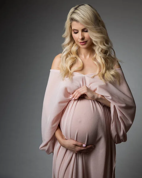 Piękny Portret Kobiety Ciąży Różowym Szyfonu Sukienka Nad Szary Matka — Zdjęcie stockowe
