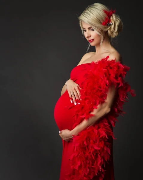 时尚怀孕妇女侧面看黑色红衣肖像 优雅的母亲 带着晚霞的发型拥抱在唐人街的贝利 怀孕服装 — 图库照片