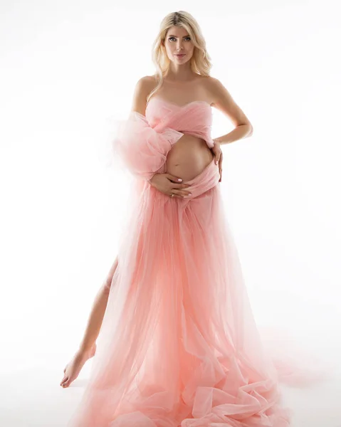 Chiffon的怀孕妇女穿着独立背景的衣服 粉红镇美丽的母亲拥抱着Belly怀孕保健和皮肤治疗 — 图库照片