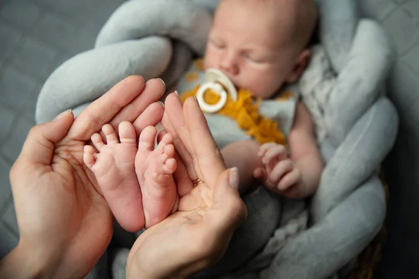 Pés Bebê Recém Nascido Mãos Mãe Mãe Segurando Dormindo Pernas — Fotografia de Stock