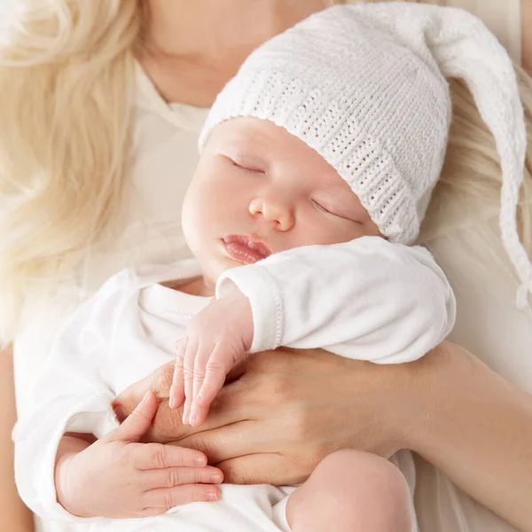 Recém Nascido Dormindo Braços Mãe Retrato Bebê Adormecido Chapéu Sobre — Fotografia de Stock