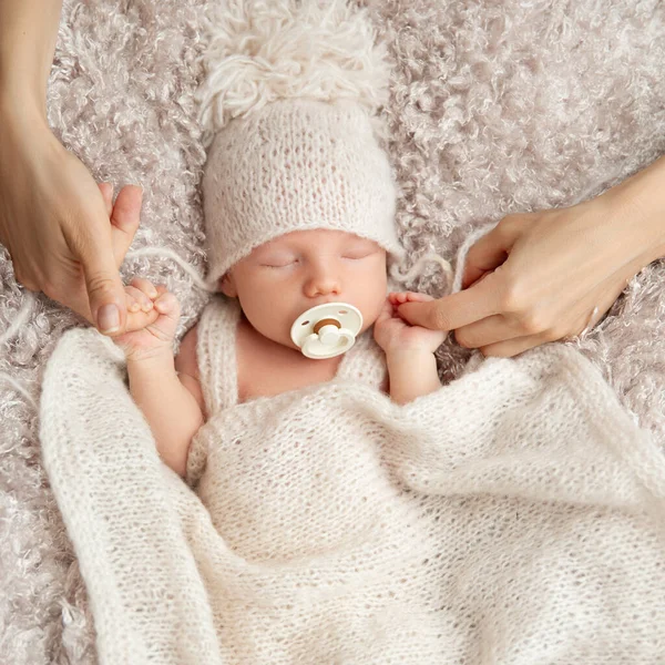 Recém Nascido Chupando Chupeta Sono Pais Segurando Punho Bebê Nas — Fotografia de Stock