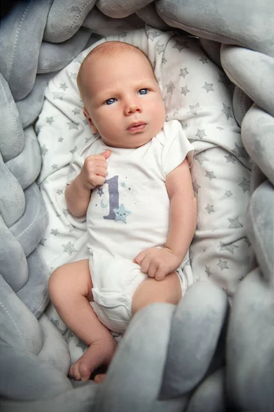 Retrato Bebê Recém Nascido Olhando Para Câmera Deitada Volta Gray — Fotografia de Stock
