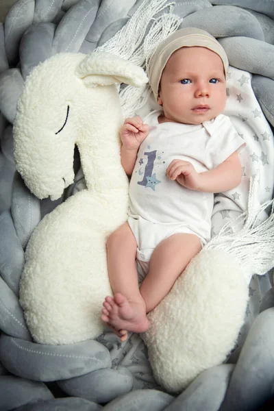 Retrato Bebê Recém Nascido Olhando Para Câmera Deitada White Plush — Fotografia de Stock
