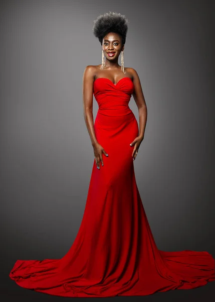 Moda Ciemna Skóra Kobieta Czerwonym Sexy Dress Model Afrykański Afro — Zdjęcie stockowe