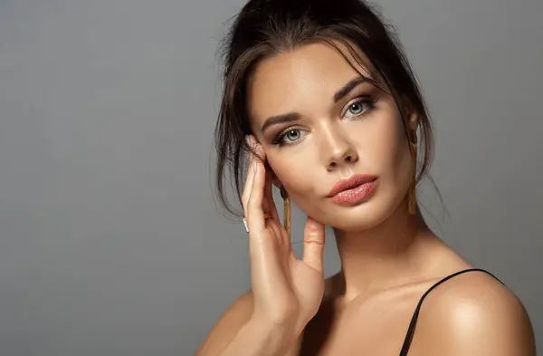 Maquiagem Mulher Face Menina Bonita Com Lábios Completos Compõem Modelo — Fotografia de Stock