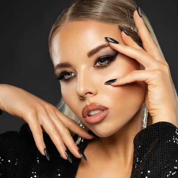 Piękna Kobieta Makijażem Podszewce Manicure Czarnymi Paznokciami Luksusowy Model Twarzy — Zdjęcie stockowe