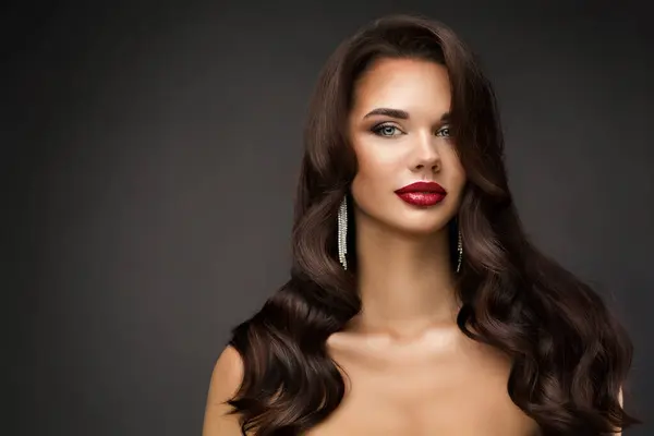 红唇美容美发 时尚模特形象与波威发型在黑暗的背景 棕色长发的美女 免版税图库照片