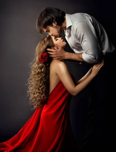 Hiszpańska Dziewczyna Kobieta Czerwonej Sukience Widokiem Stronę Chłopaka Kiss Walentynki Obraz Stockowy