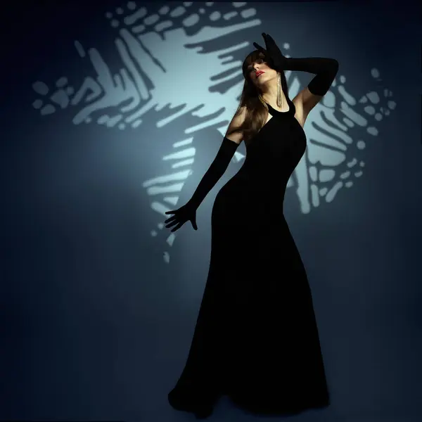 Sanat Sahnesi Nde Uzun Siyah Elbiseli Gizemli Kadın Gösterisi Gölge - Stok İmaj
