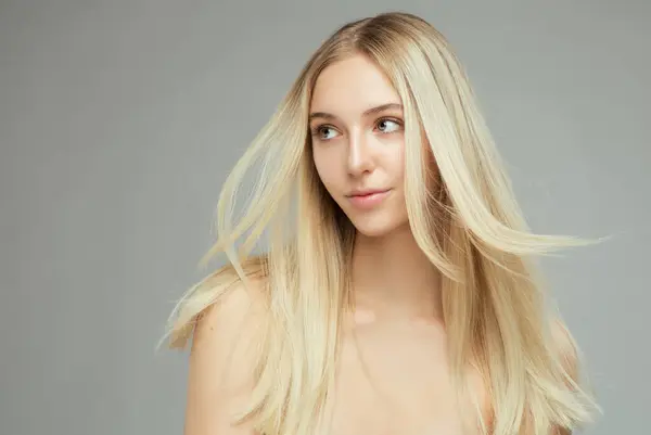 Uzun Pek Saçlı Güzel Sarışın Kız Sarışın Pürüzsüz Saç Stili Telifsiz Stok Imajlar