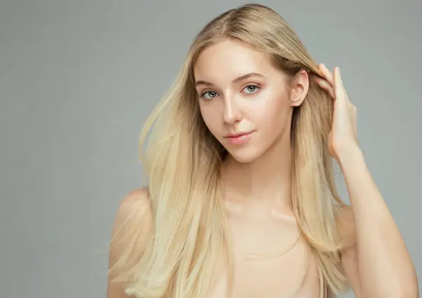 Красива Блондинка Довгим Шовковим Волоссям Показує Вухо Краса Модель Натуральним Стокове Зображення